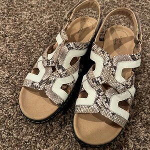 Clarks Ultimate Comfort Snake Print Velcro Adjust Strap Women 7.5 Sandals, NWOT